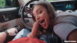 Une serveuse aux fesses rebondies se fait baiser au travail