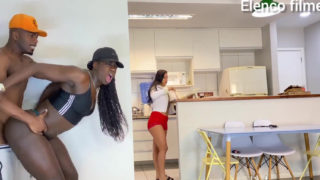 Une Belle black baise avec son copain noir jusqu’à ce que son amie s’en aperçoive.